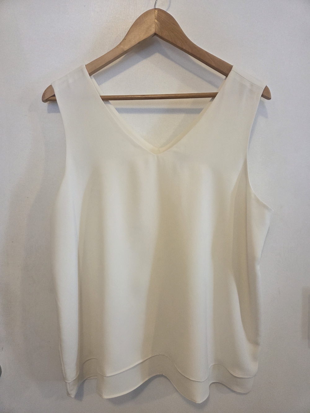 ANN TAYLOR V-Neck Ivory Women's Top   Size  L